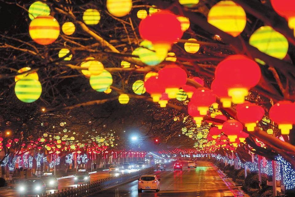 春节临近,郑州市全面启动春节道路彩灯亮化工作,扮靓城市街景,让绿城