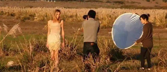 拍照怎么拍成黑背景 9a4c1e585ee14097985234a60d251928.jpeg