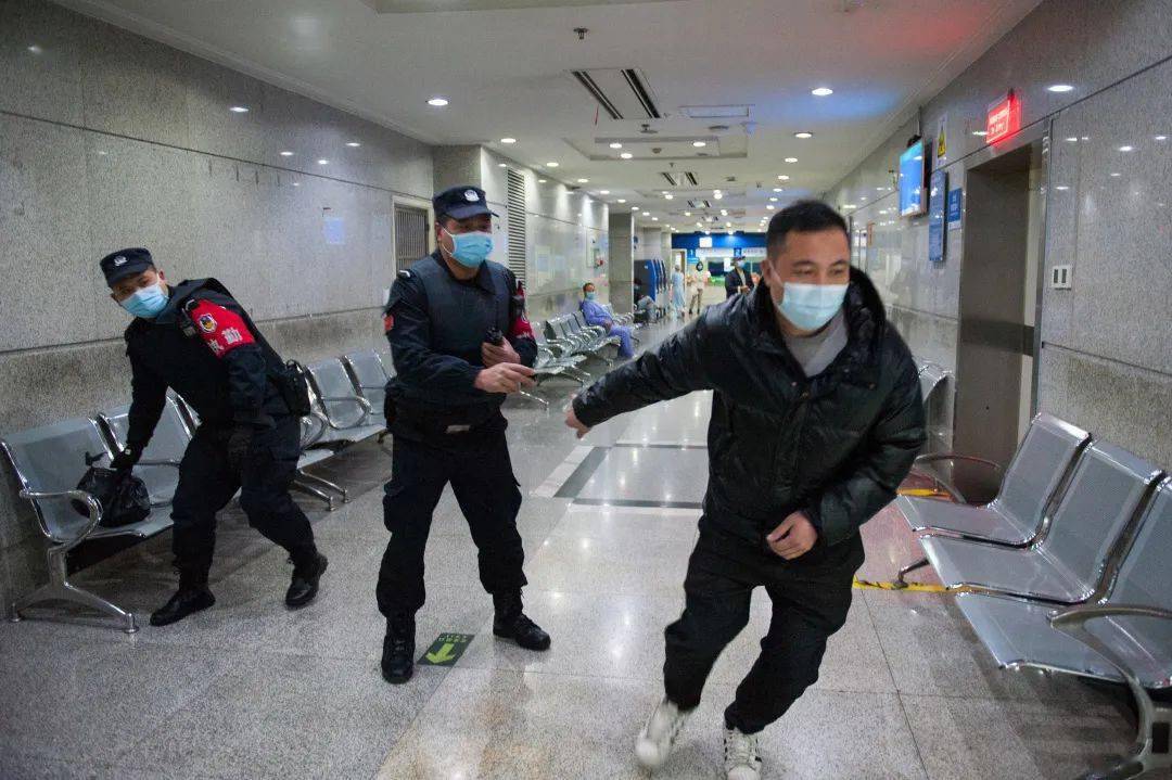 形迹可疑的黑衣男扔下油桶转身就跑