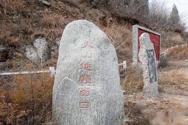 和浮山上峪乡一样,这些黑色的石头是火山喷发时的有密集气孔的熔岩