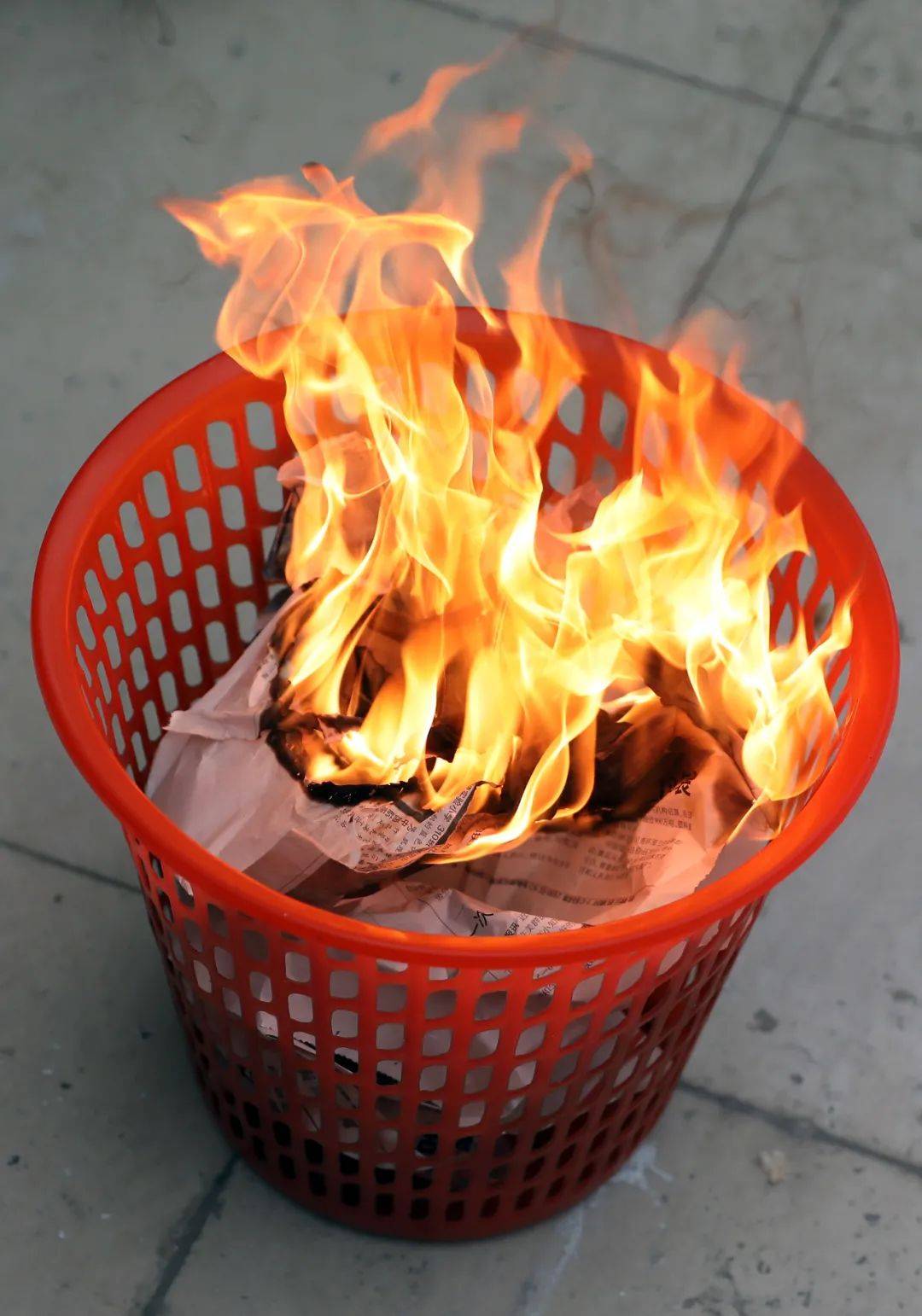分10秒,垃圾桶里的废报纸被引燃,很快纸篓就被火焰吞没了.