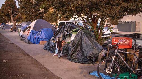 美媒：洛杉矶无家可归者危机持续加剧 官员薪酬过高无作为