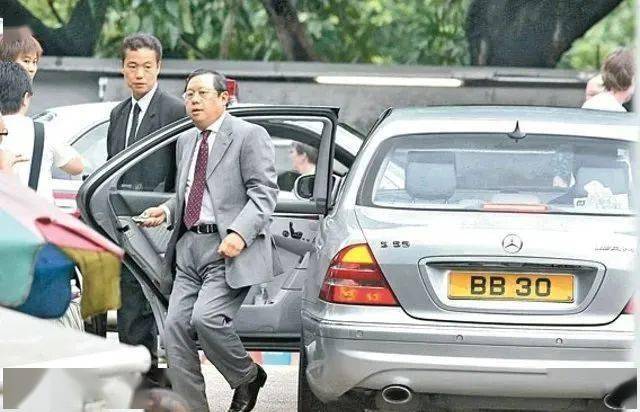 刘銮雄直接也为甘比的s级座驾配上了价值140万港币的"i love you"车牌