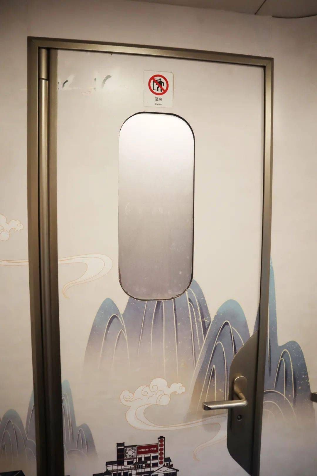 高铁上这些锁住的门你知道是什么吗?_列车