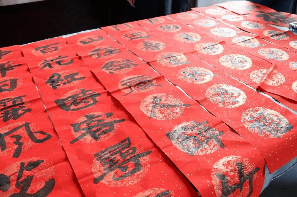 红纸怎么写对联 168cb7eb40f84f1f889289e40cc87835.png