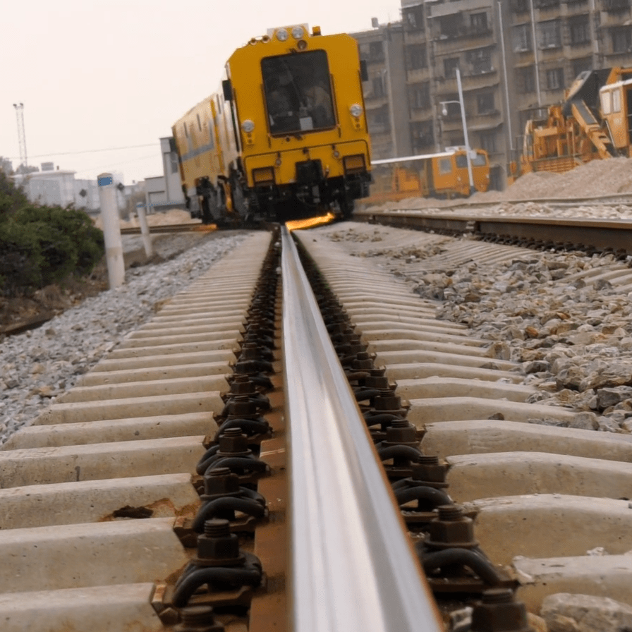 铁建装备世界首台全永磁电机驱动混合动力钢轨打磨车在昆明下线