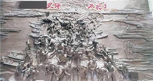 位于红军长征湘江战役纪念园内的大型浮雕.本报记者 童政摄