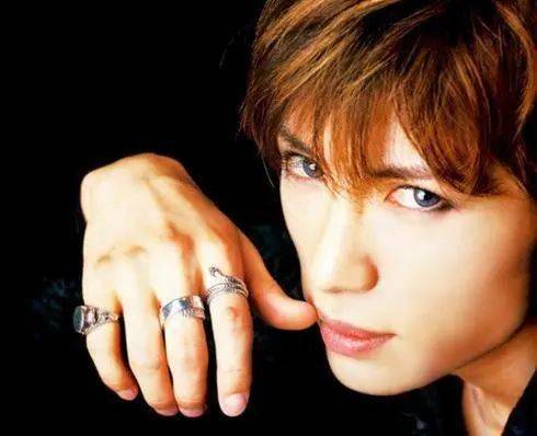 日本网友又脑洞大开啦看看这些日本男星变身成牛郎你会为他点香槟吗