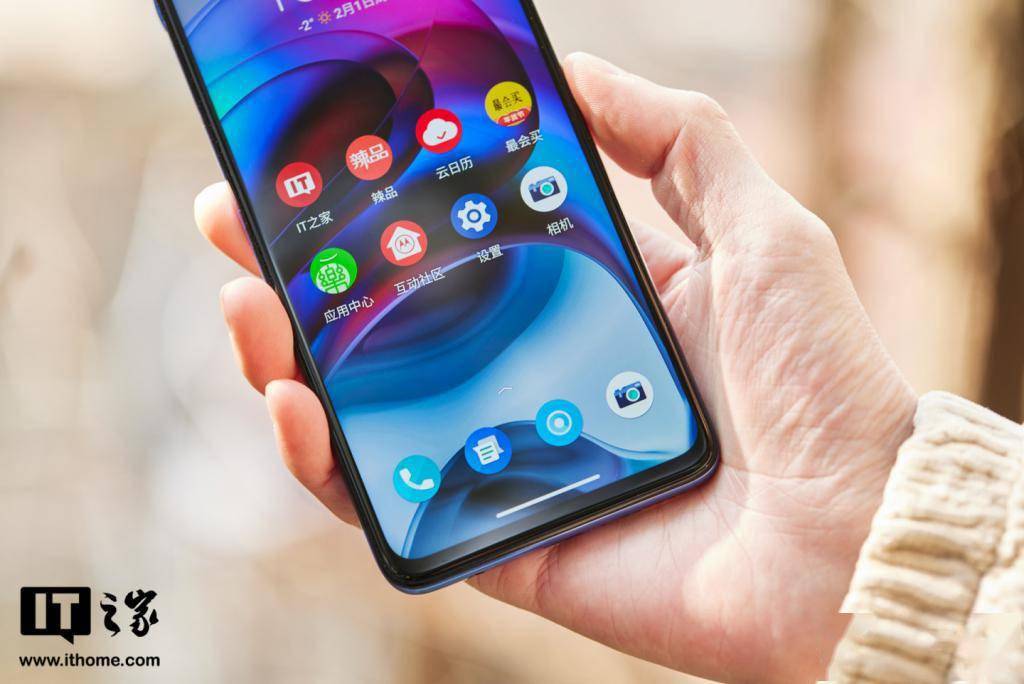 motorola edge s 背面则是 6400 万 ai 后置高清四摄镜头,包括一枚