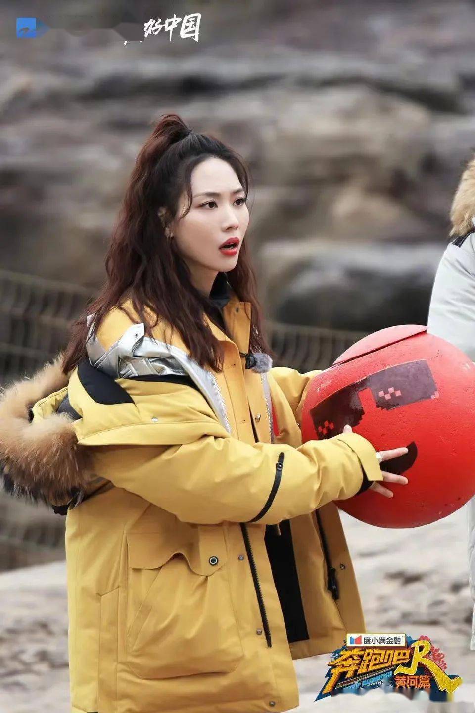 邓紫棋,郭麒麟,王霏霏等明星身披海澜之家羽绒服,进行节目游戏丝毫不