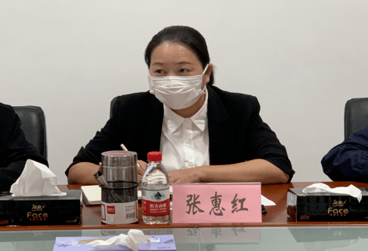 昌江县政府副县长张惠红到县信访局接待来访群众