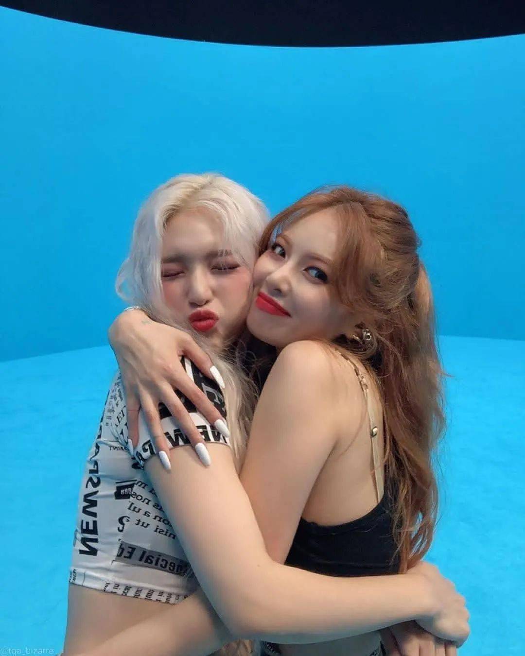 泫雅动态更新:街拍新闻图 舞团小伙伴合影 美极了!