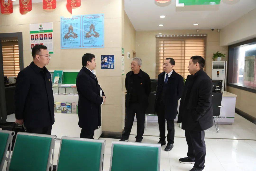 省联社卢波副主任给困难党员拜早年