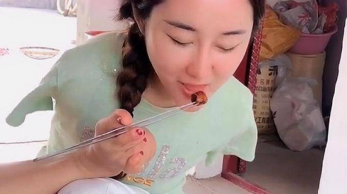 无臂女孩的生活一个人用脚做饭吃饭看完太佩服她了