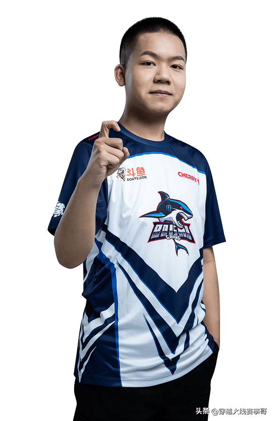 "任你千变万化,我有念旧王炸",18岁获得穿越火线终身荣誉会员,cfpl s8