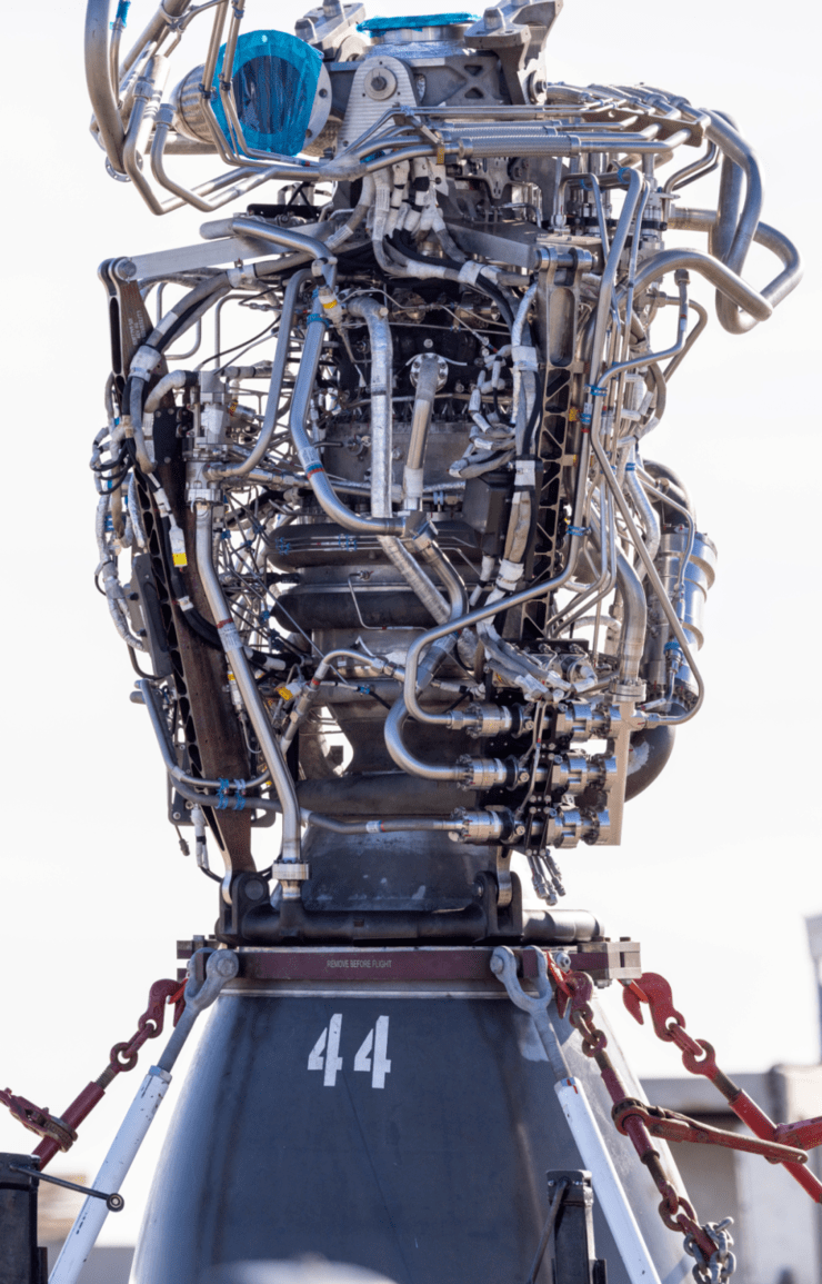 不久后,德州当地的一些航天爱好者们发现了全新的猛禽 sn44 发动机,还