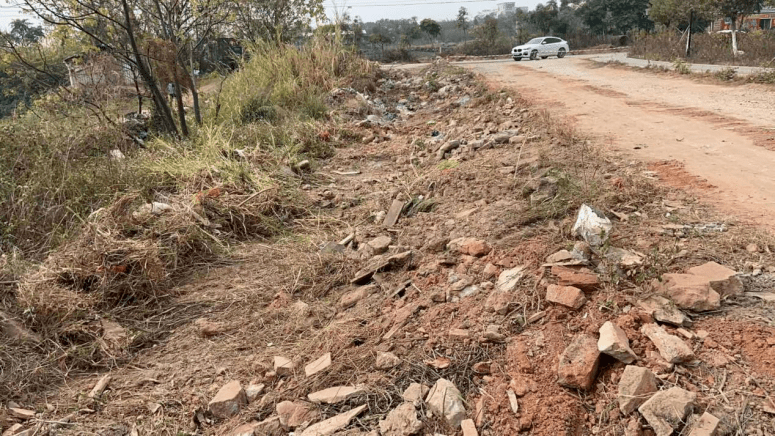 原為長約100米,寬6米的泥土路,道路凹凸不平,每逢下雨,雨水都隨路面而