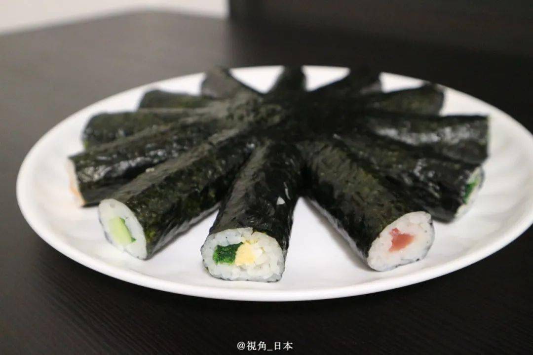 twi:アルゴンらんぷ日本在立春前除了吃惠方卷(长条饭团),还要扔豆子