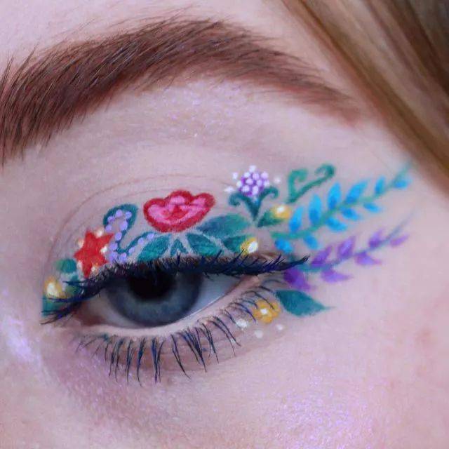 收藏在眼睛上画花