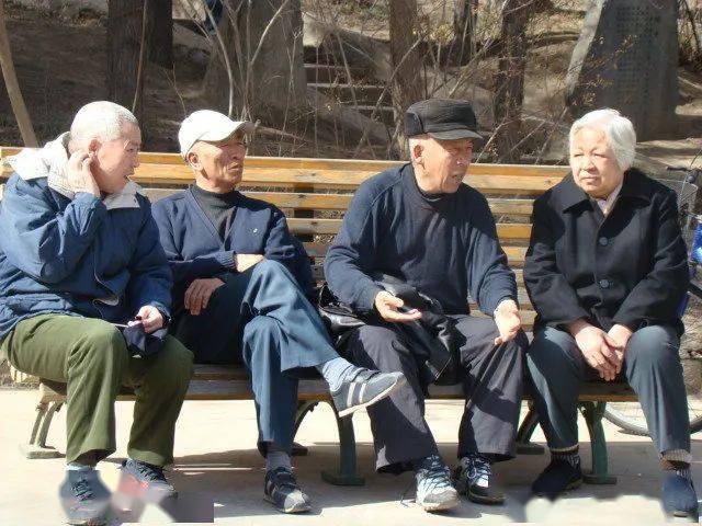 还记得养老院内最具仪式感的晒太阳?立春后晒一晒堪比"吃钙片"_老人