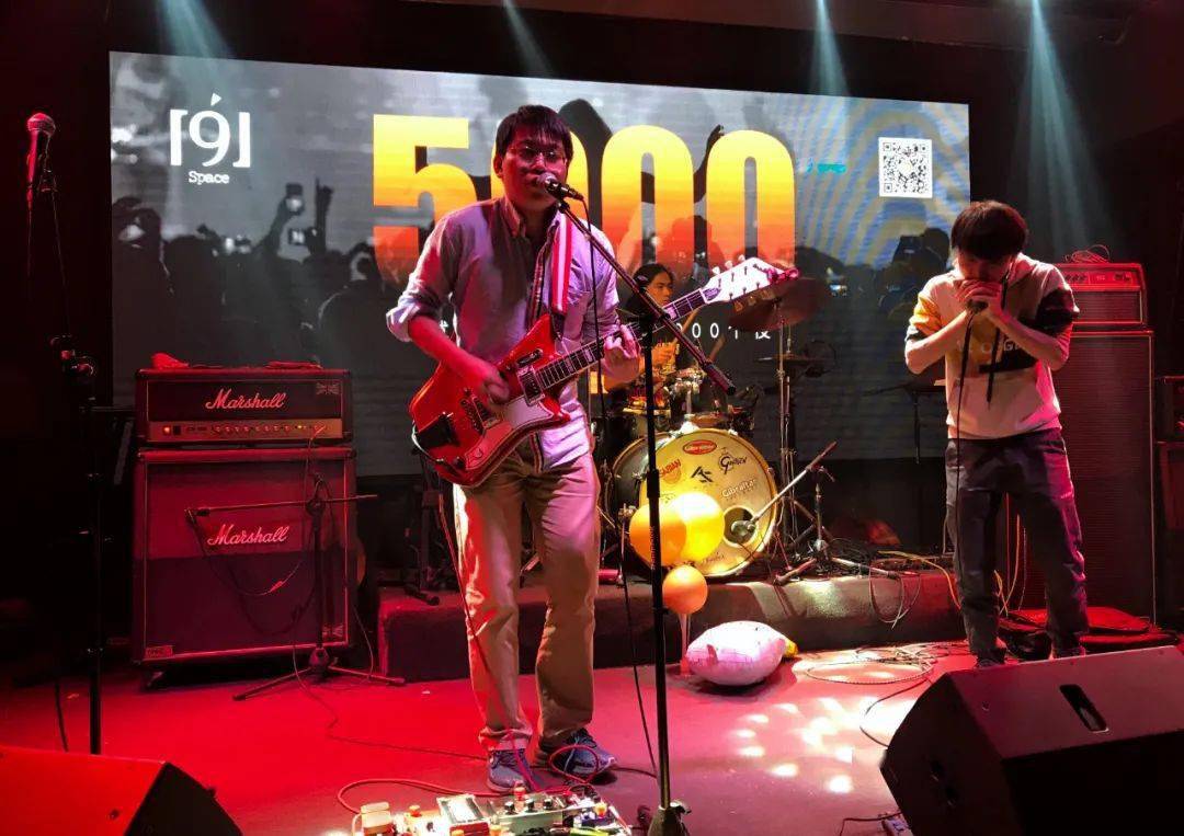 少年鼓手邓安然与现场乐队即兴jam▲白来why-con▲郑子婵与乐队▲潘