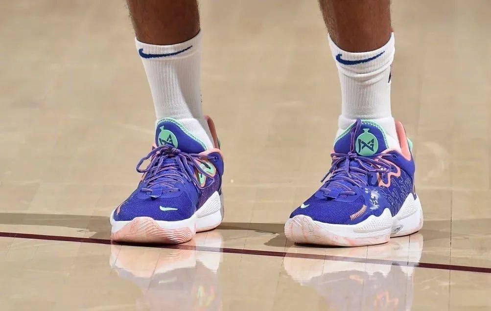 球星上脚图字母哥2代黑人月配色加洛韦上脚保罗战靴