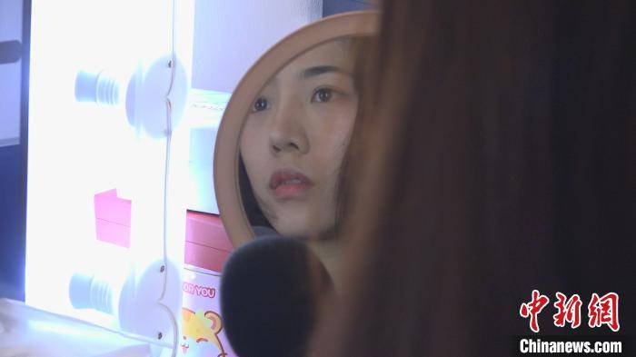 上海"90后"聋人姑娘:打破"不可能"成人气主播_蕾欧娜