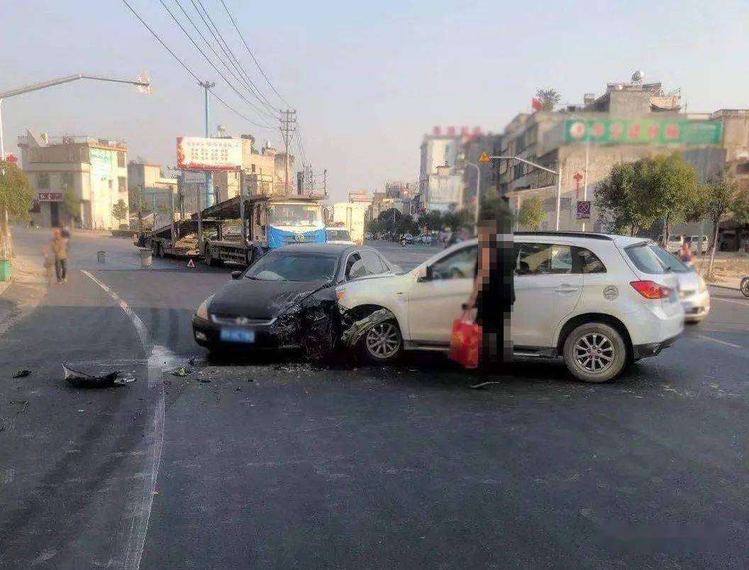 揭西灰寨一路口发生交通事故,两辆轿车车头都撞烂了