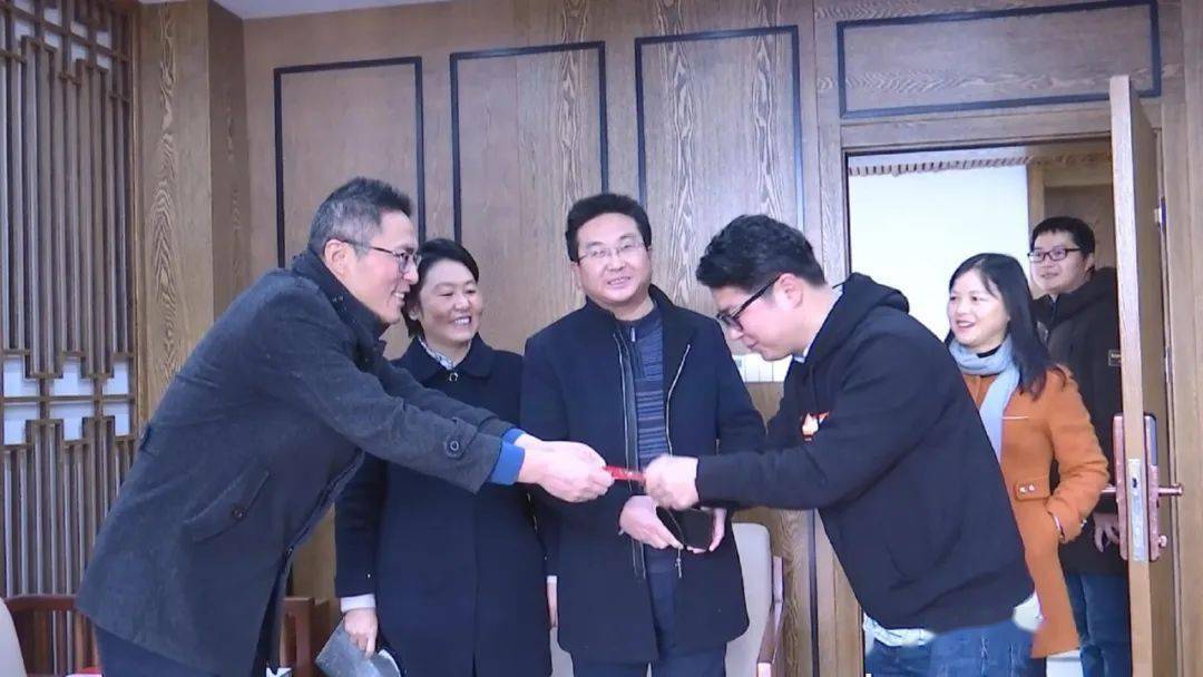 2月4日,在春节即将来临之际,县委常委,宣传部长刘渊海走访慰问婺源县