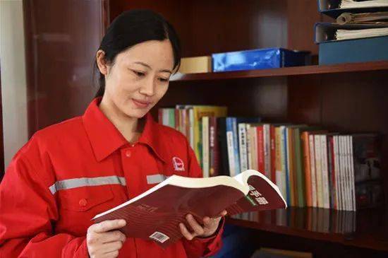 山东东营发现最美系列之单芳一株倔强盛开的石油花