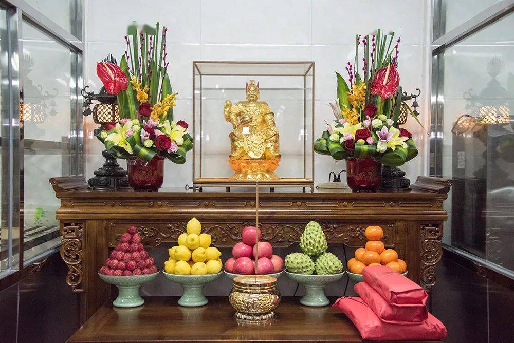 菩萨圣诞,也是民间祭灶扫尘(陈)日,俗称小年,在正月新年前,扫去家中的