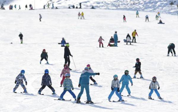 阿勒泰：滑雪迎春不畏寒