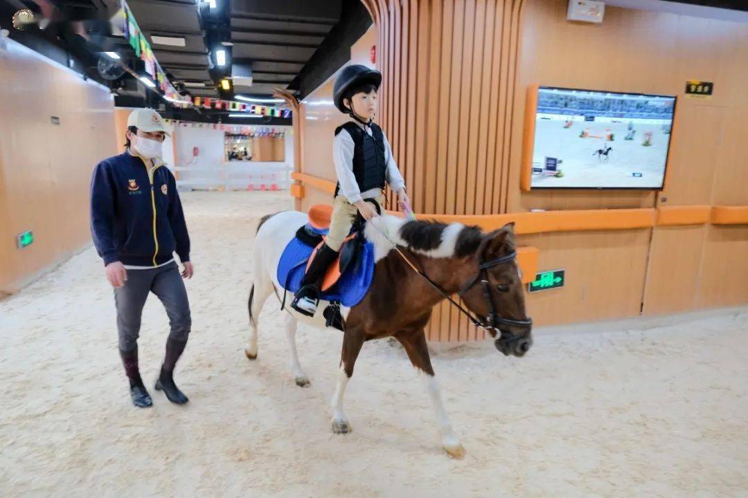 广州闹市区商场里竟可以骑马!家长:就是有点贵