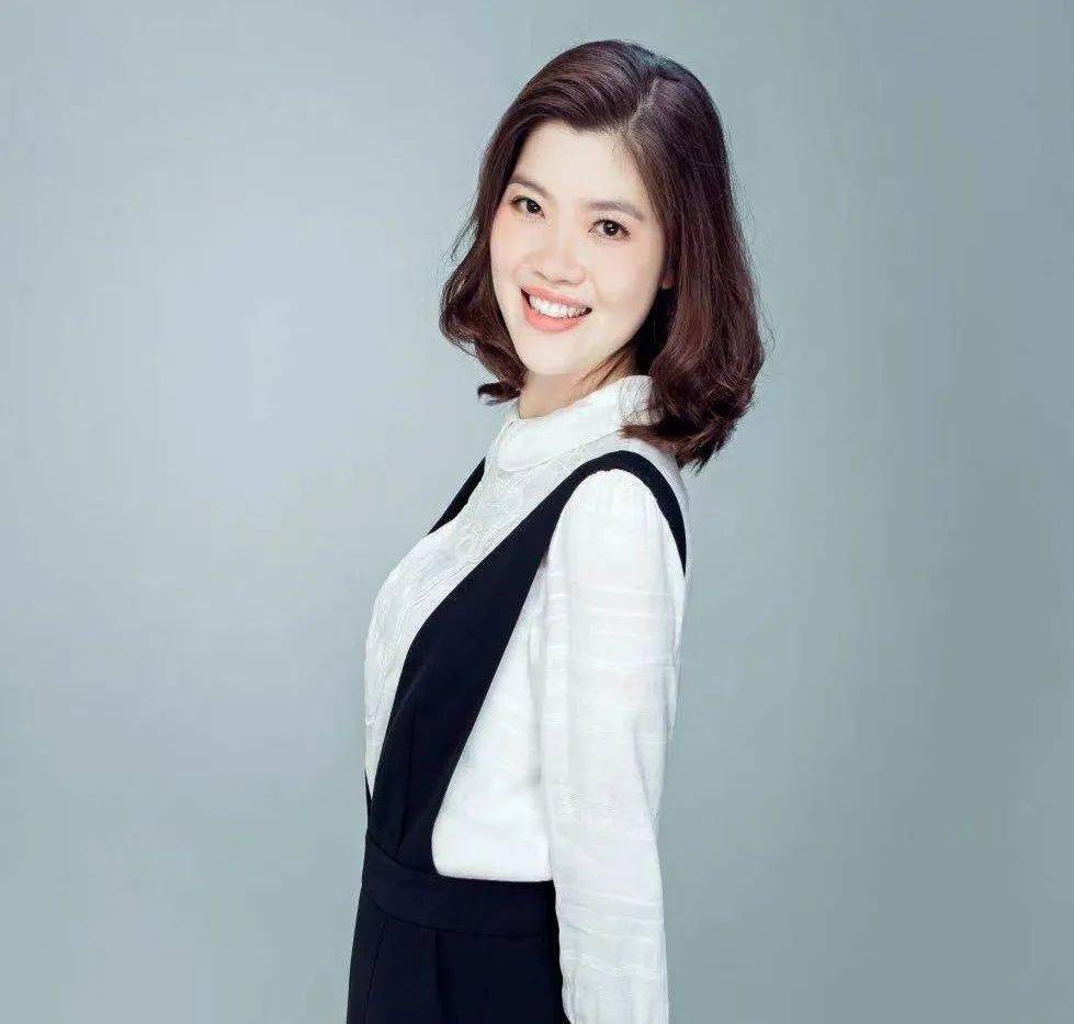 鲍晓婷全国青少年语言艺术素质测评考官,也是一名少儿语言艺术老师.