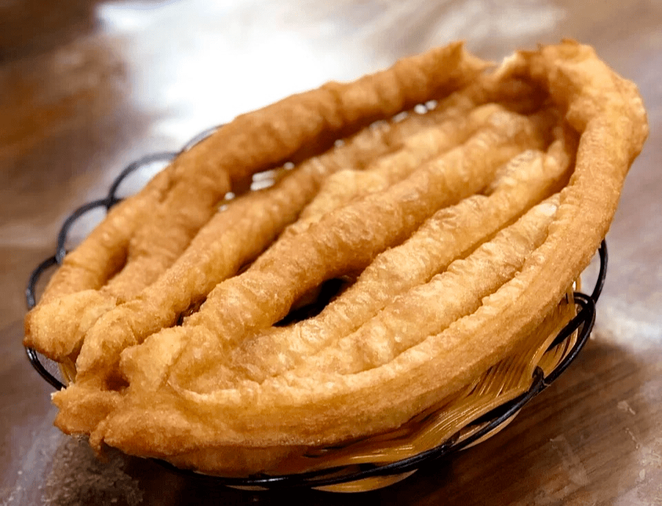 八股油条辣汤是徐州特有的传统小吃,起源于宋代,至今已有4000余年的