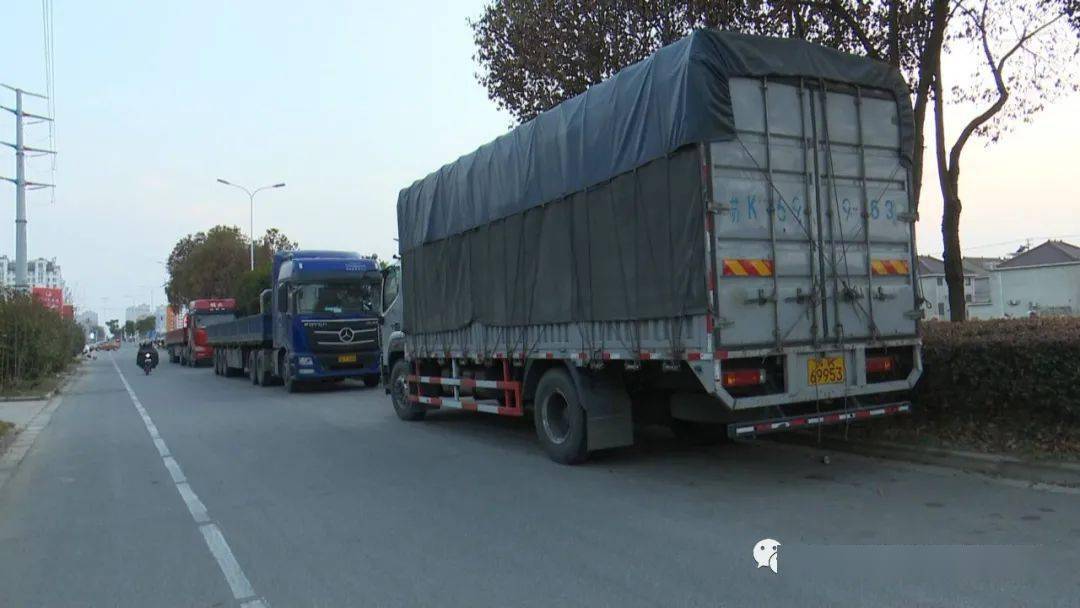 白田北路货车违停非机动车道现象依旧顽固