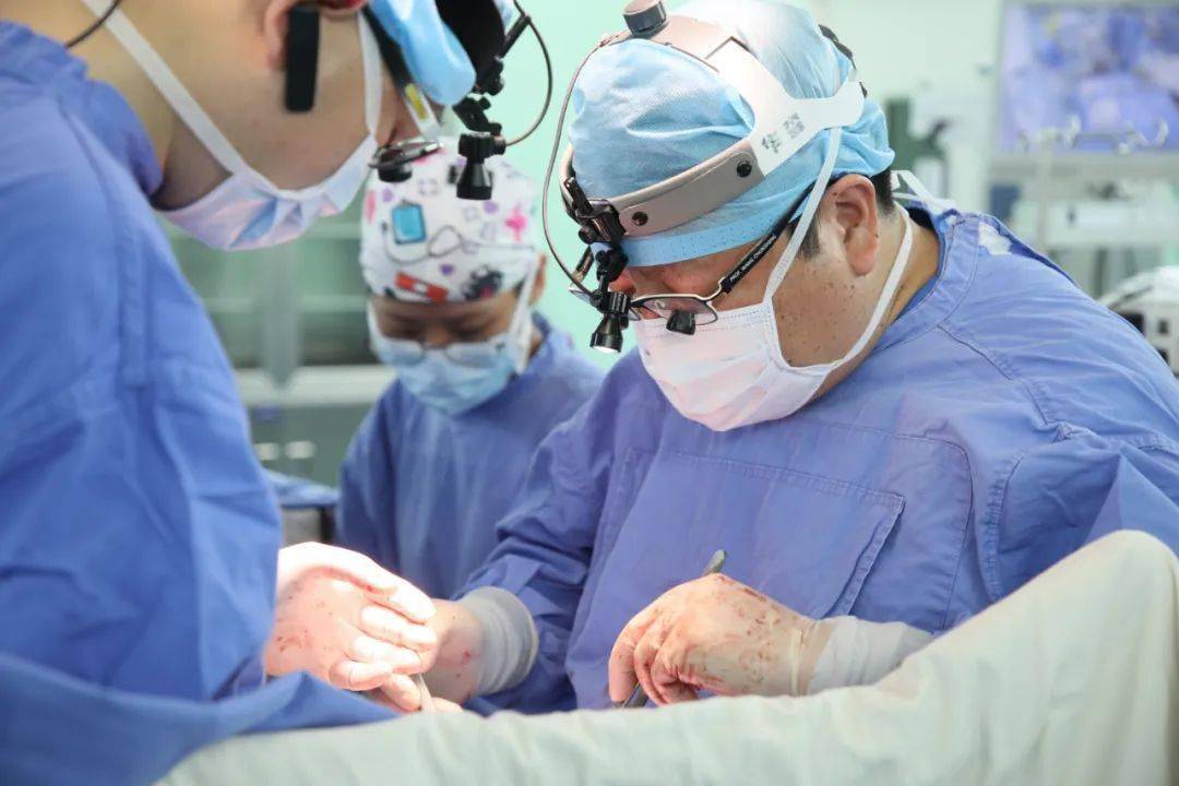 心外科专家王春生教授(右)在厦成功实施福建首例微创胸骨上端小切口