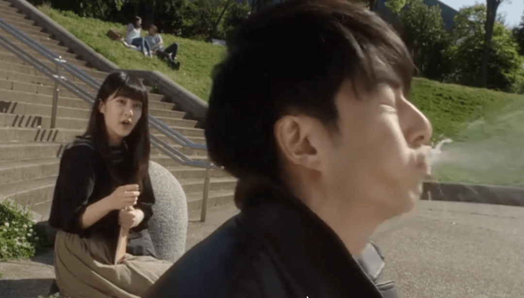 红凯吓得一口饮料就喷了出来,由于声音太大还遭到了小朋友的围观,搞