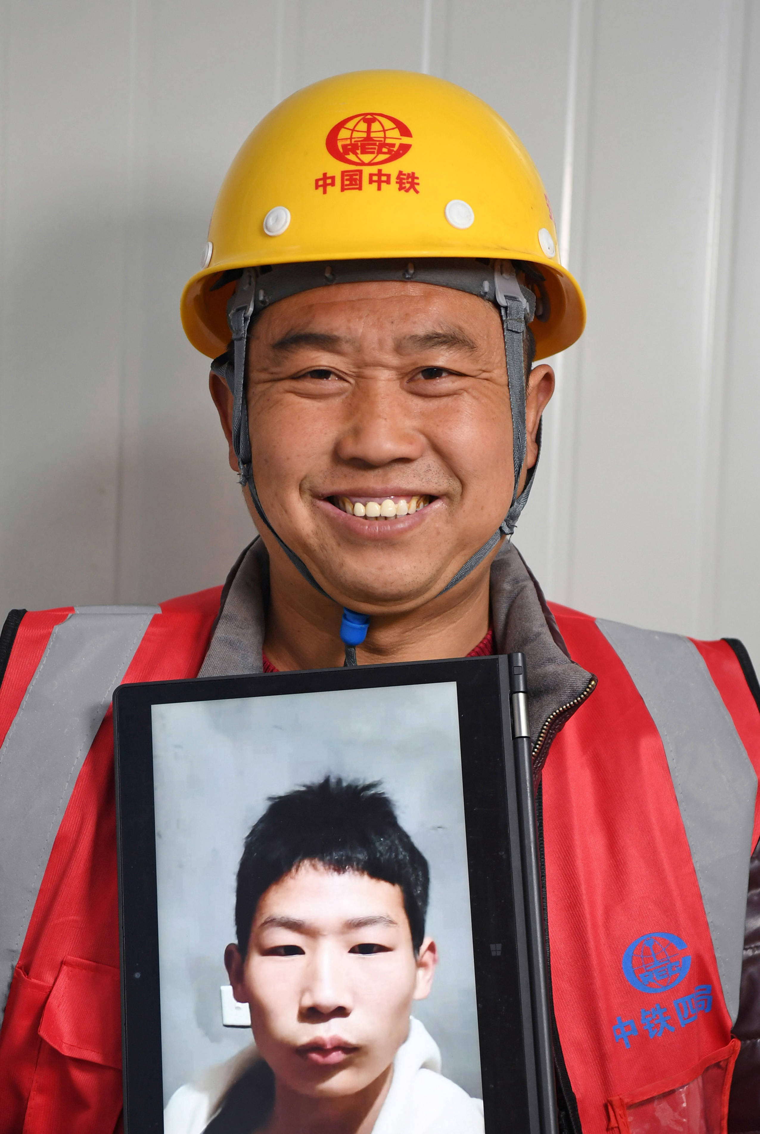 与家同框异乡工地的别样团聚