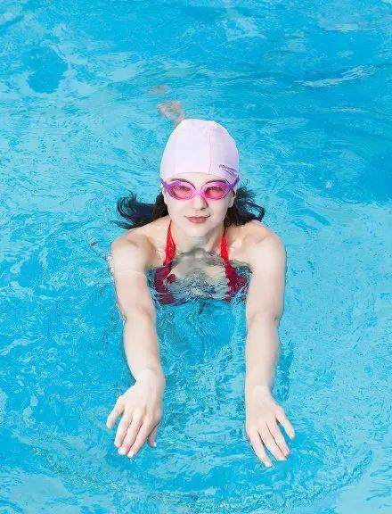 小课堂女生经常游泳会不会肩膀变宽