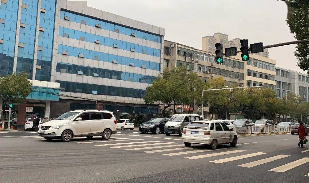 纸坊大街西交路交汇处人行横道信号灯故障行人过马路存隐患