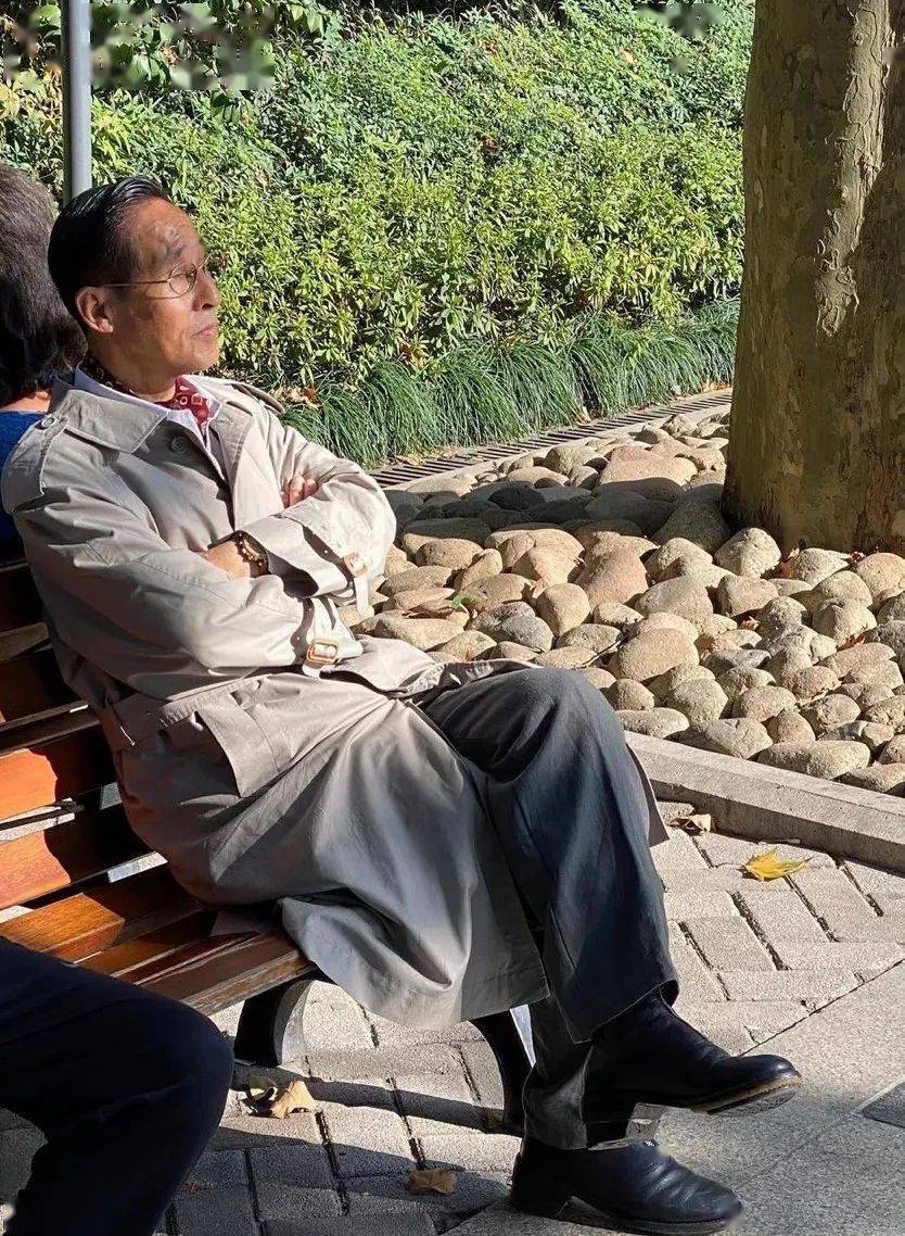 做一个普通的老人日常也能穿得精彩