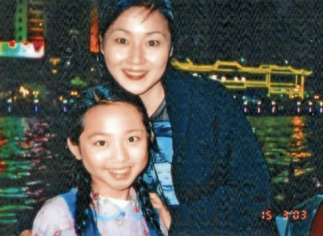 陀枪师姐林颖彤被父抛弃曾与母行乞bella奋力工作报答妈妈养育之恩