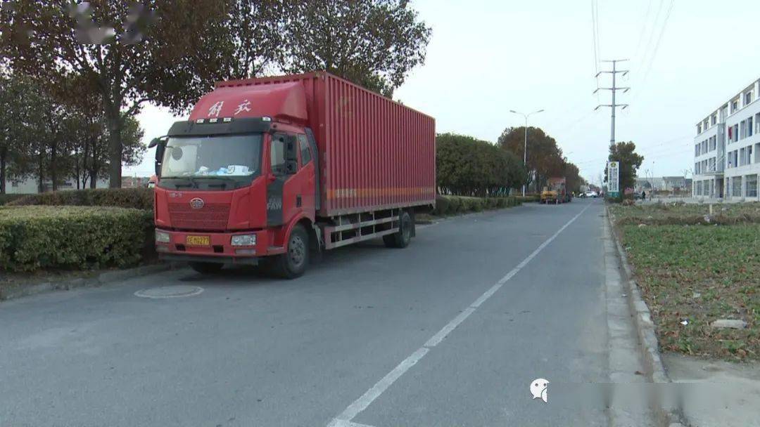 白田北路货车违停非机动车道现象依旧顽固