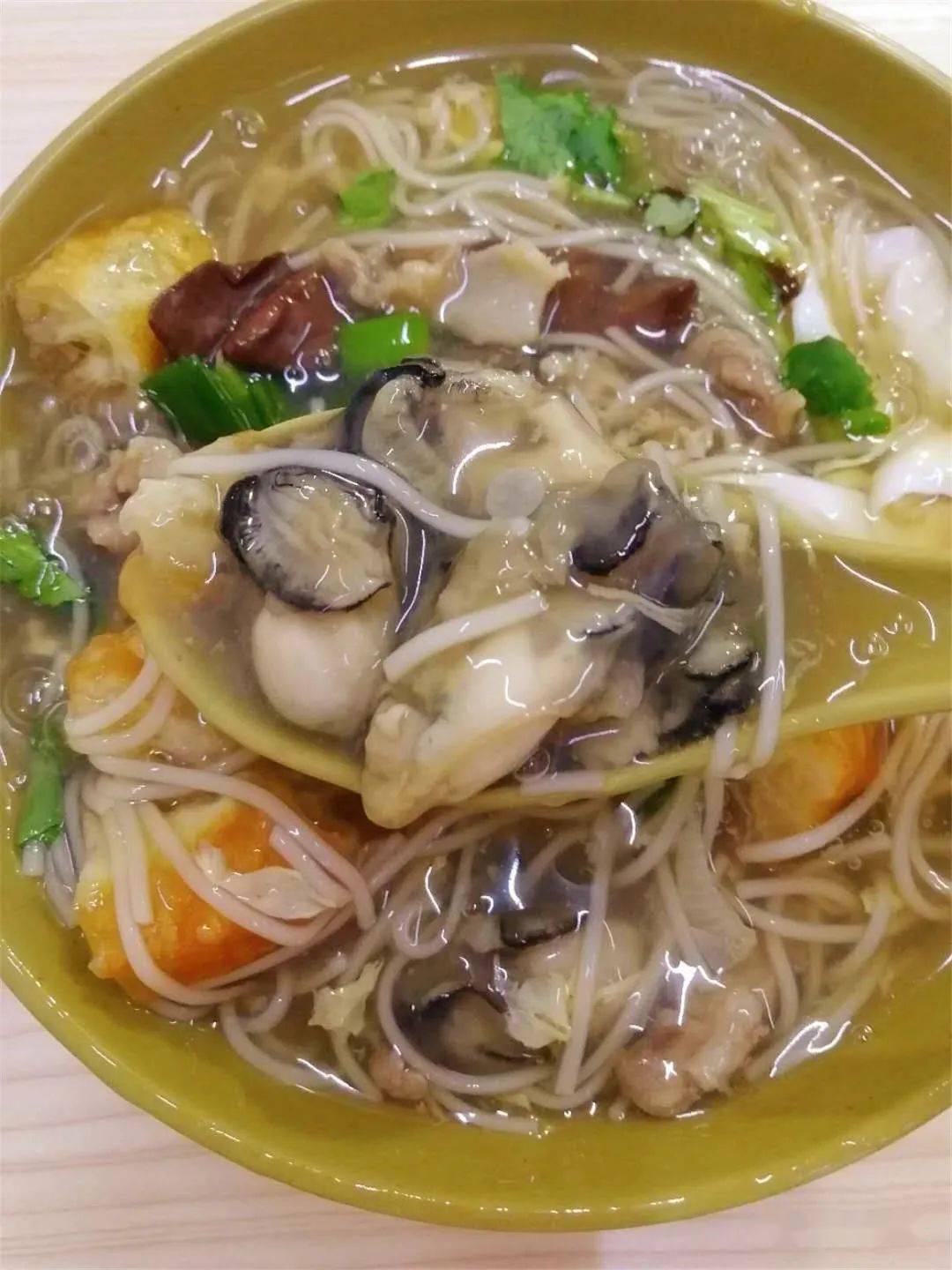 也有海蛎煎哦是漳州传统的做法外层酥脆,吃起来咔呲咔呲海蛎藏在里面