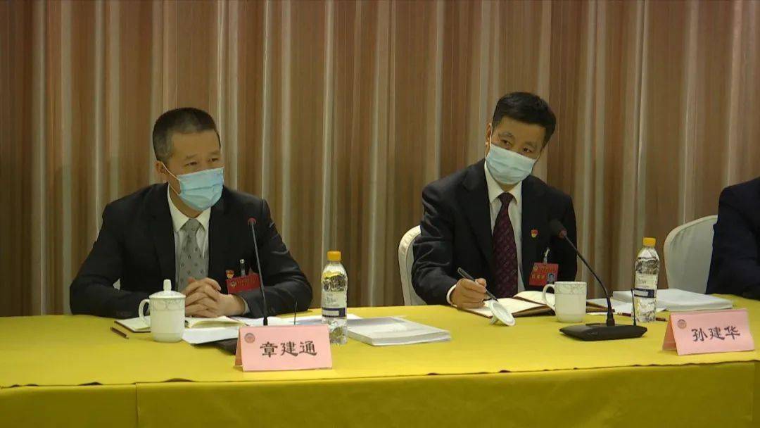 在听取委员发言后,章建通对政协委员们在过去一年所