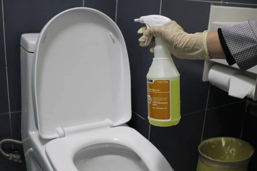 地漏,下水道,台盆等位置重点专项消毒,使用艺康消毒剂或84消毒液擦拭