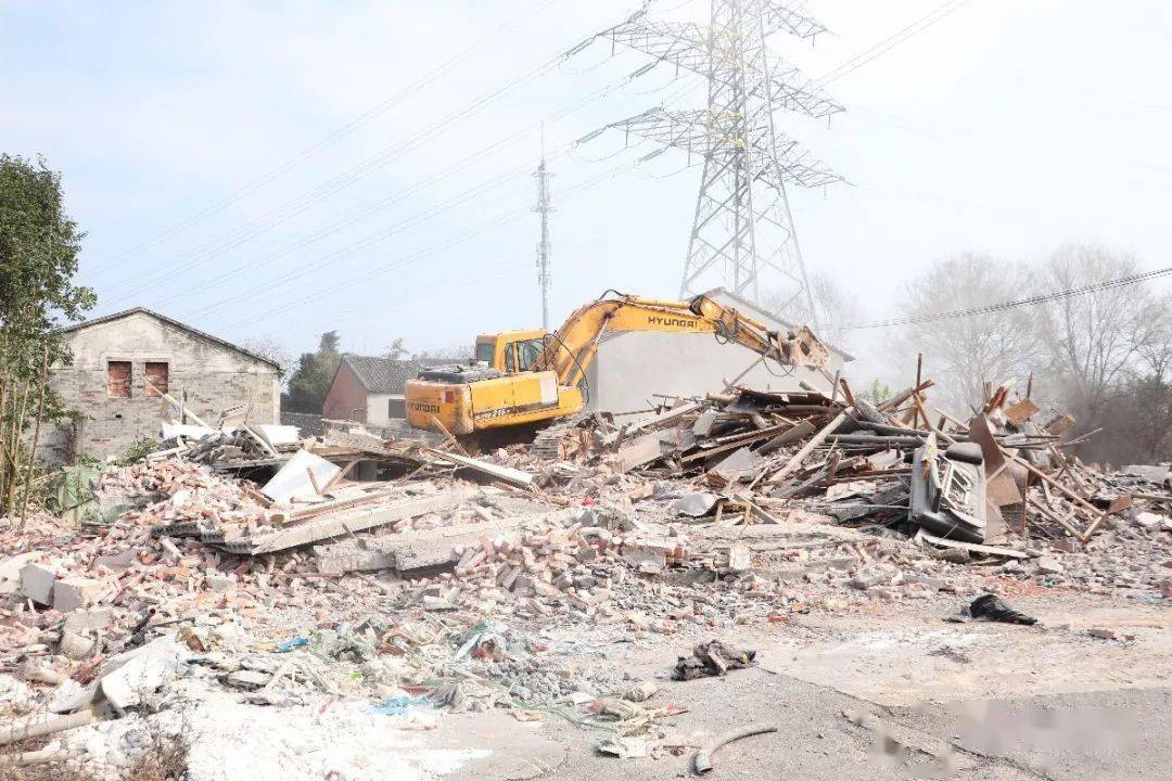 "据村建办相关负责人介绍,此次拆除房屋75间,剩余的36间将当作临时