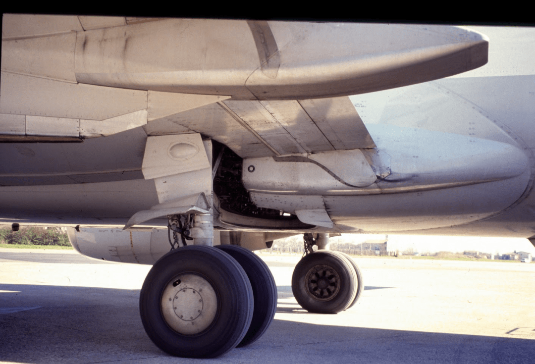 上图为图154多轮式小车起落架,下图为737主起落架.