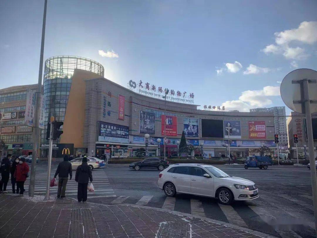 旅顺新玛特世达购物广场位于旅顺口区黄河路26号,总建筑面积为3.